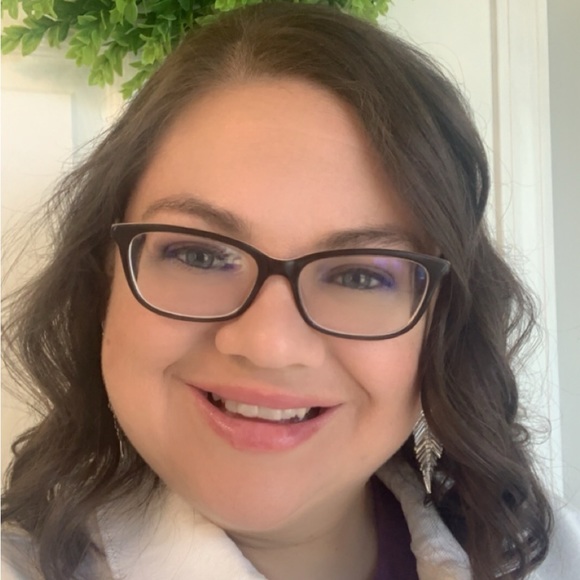 Meet your Posher, Lori - Picture 2 of 5